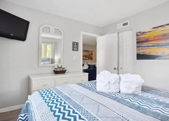 5 Stars Peaceful Condo - 7 Min Walk To The Beach